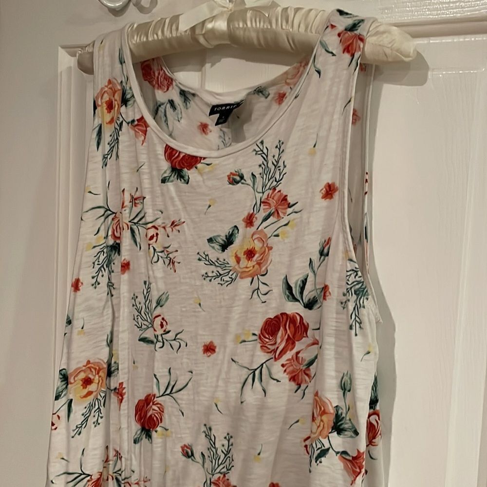 Torrid Fall Floral tank 🍁 - Picture 3 of 6